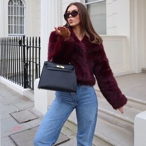 Short faux fur coat in burgundy